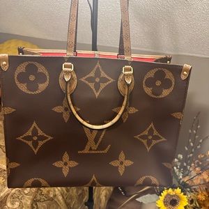 Louis Vuitton on the go giant rev